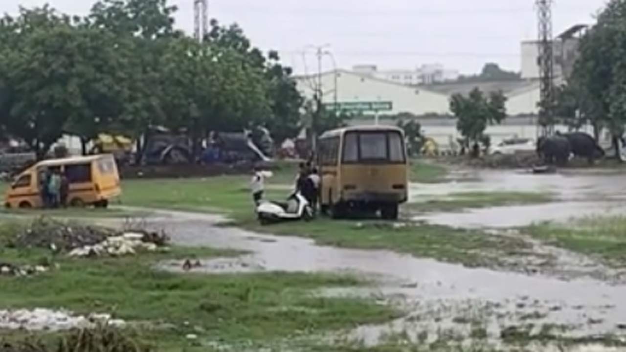 A bus full of school children overturned in Ludhiana