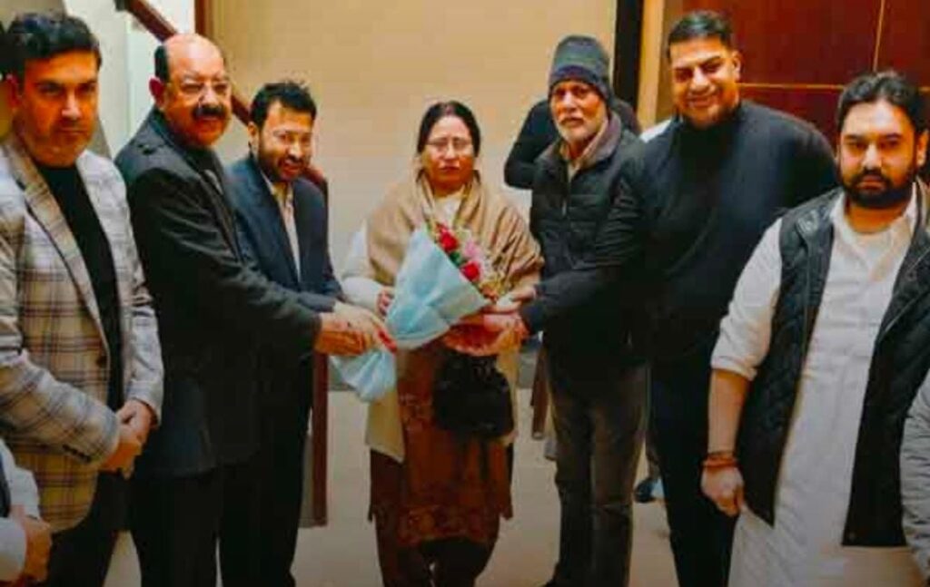 woman councillor of BJP joins AAP