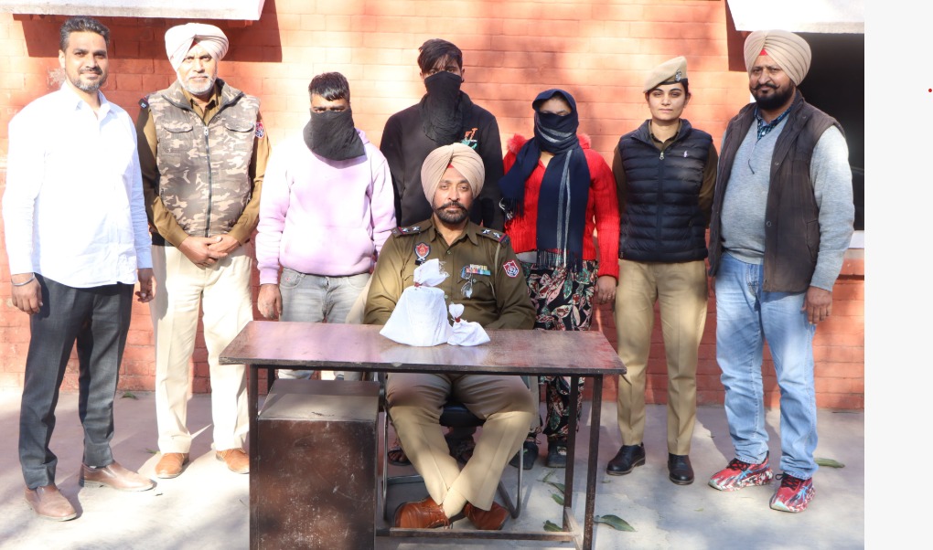 5 smugglers arrested with 303 grams of heroin