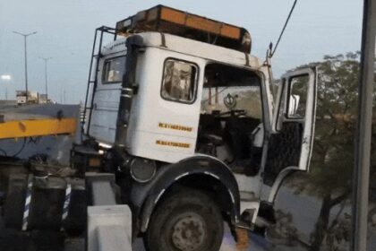 Drunk canter driver's vehicle hanged from the flyover