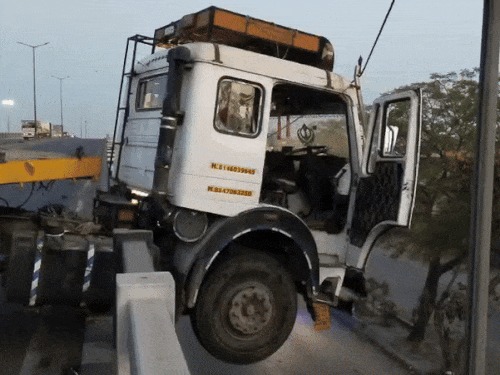 Drunk canter driver's vehicle hanged from the flyover