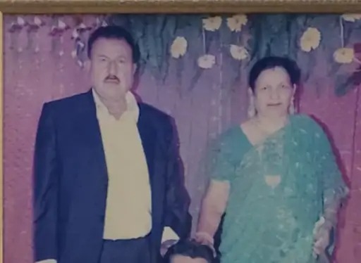 मृतक महिला की फाइल फोटो। उनके साथ उनके पति हैं।