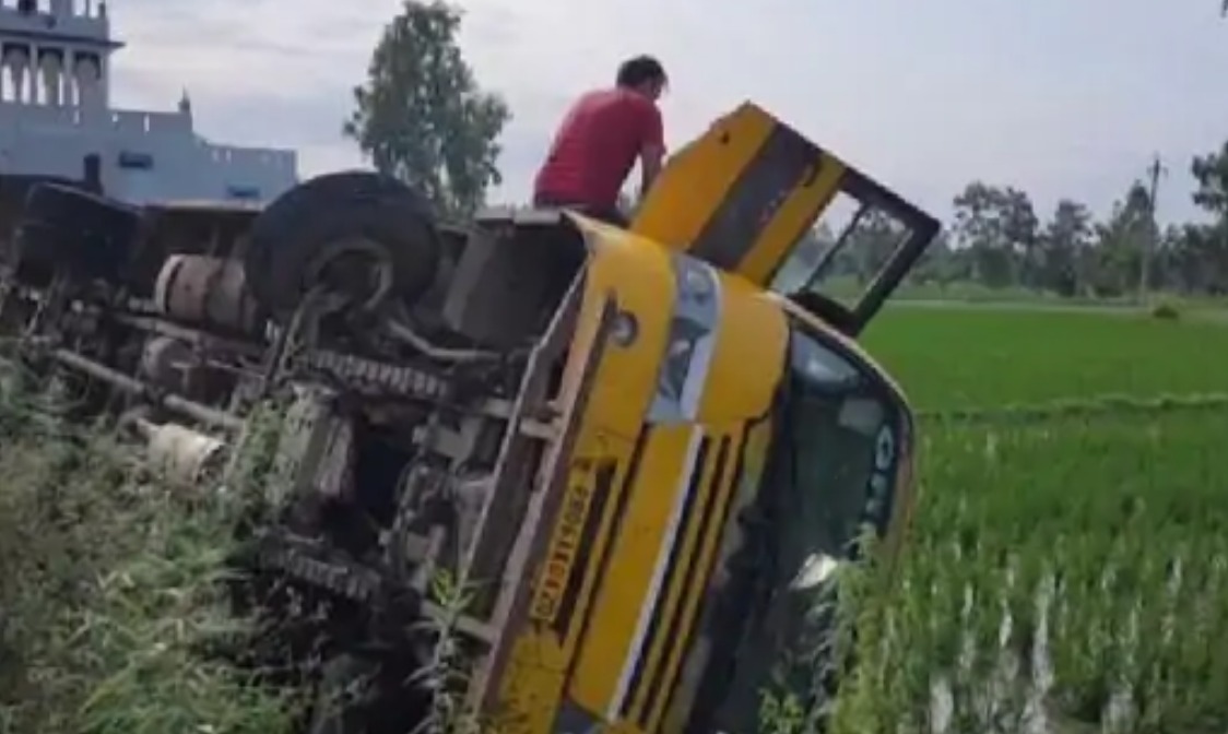 Bus full of school children overturned in Punjab