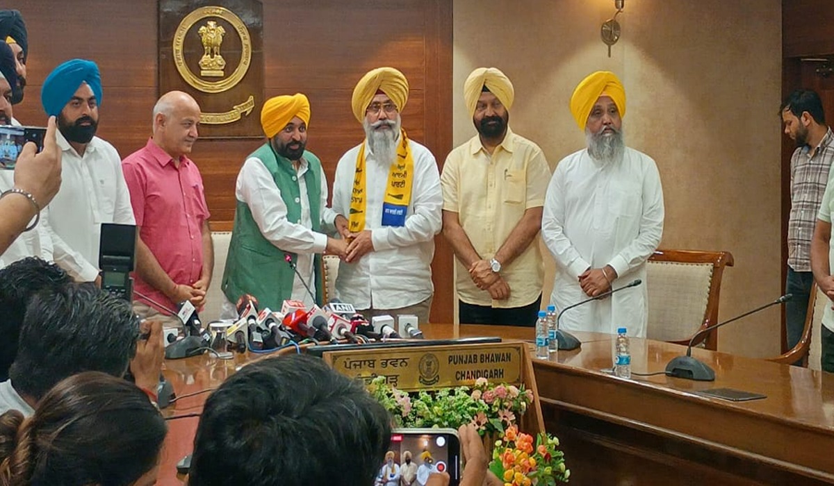 तरनतारन के नेता हरमीत सिंह संधू आम आदमी पार्टी में शामिल।