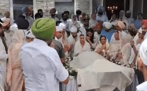 Comedy King Jaswinder Bhalla merged into the five elements, crowd of fans gathered to pay tribute