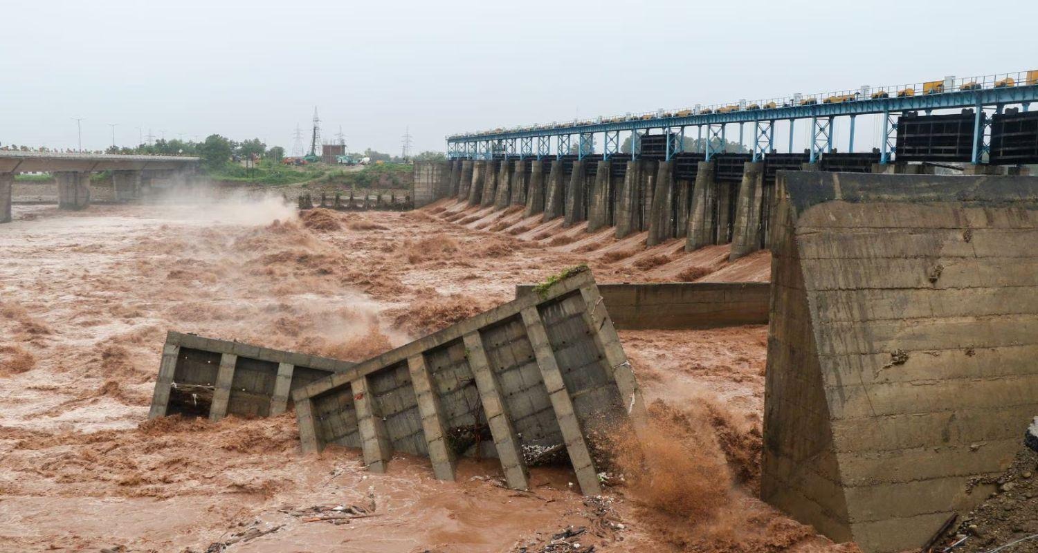 Action taken after Madhopur Headworks gate broke: XEN, SDO and JE suspended, water resources department in turmoil