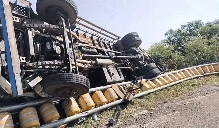 Truck carrying devotees from Punjab overturns, 2 dead,