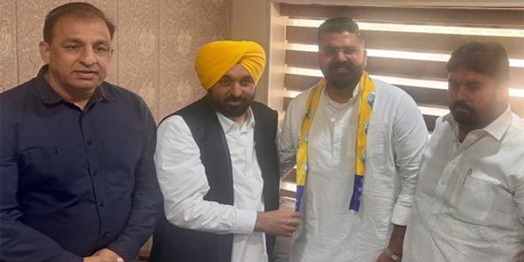 BJP suffers major setback in Jalandhar, sitting councilor leaves party, joins AAP
