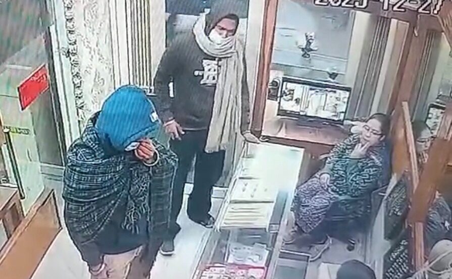 In Jalandhar, robbers who came to loot a jewelry shop with a revolver were chased away by the shopkeeper; the incident was captured on CCTV.