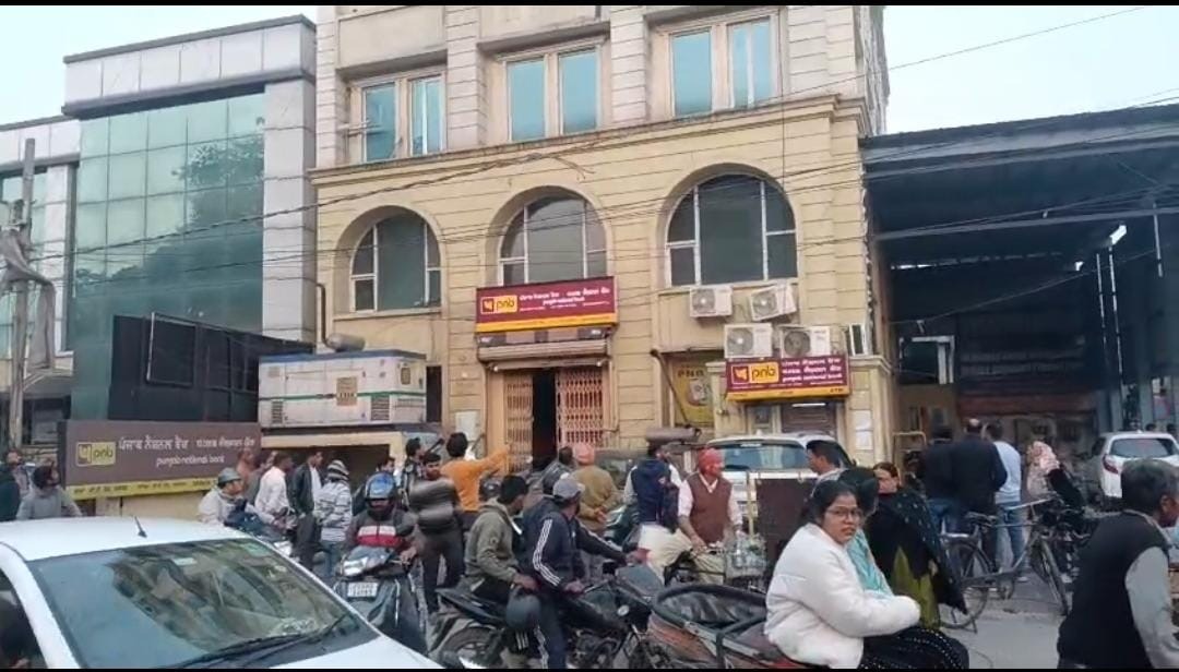 Tragic accident in Jalandhar: Two laborers fall from the third floor and die